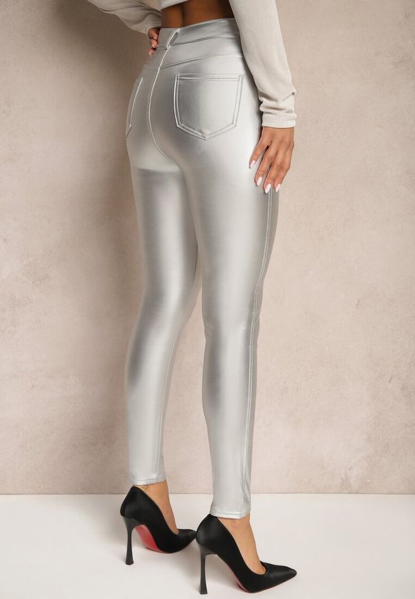 Renee - Srebrne Spodnie o Kroju Skinny z Ekoskóry Zorlemi. Okazja: na co dzień. Stan: podwyższony. Kolor: srebrny. Materiał: koronka. Sezon: zima. Styl: elegancki, casual