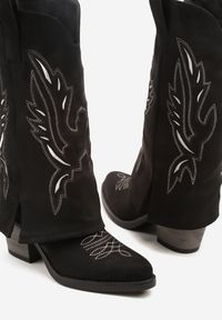 Born2be - Czarne Kozaki Kowbojki na Obcasie z Wywiniętą Cholewką i Haftem Emmirine. Okazja: na co dzień. Kolor: czarny. Materiał: jeans, skóra. Szerokość cholewki: normalna. Wzór: haft. Obcas: na obcasie. Styl: casual, elegancki. Wysokość obcasa: średni #3