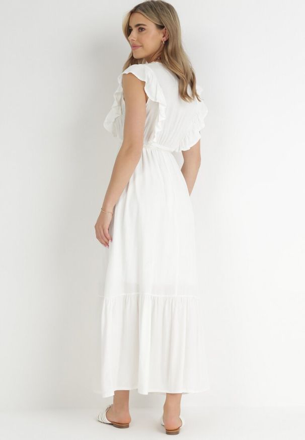 Born2be - Biała Sukienka Lasthusa. Kolor: biały. Materiał: koronka. Długość rękawa: bez rękawów. Sezon: lato. Typ sukienki: kopertowe. Styl: boho, wakacyjny. Długość: mini