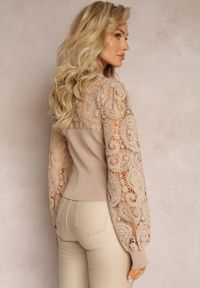 Renee - Beżowa Bluzka z Koronkowymi Rękawami i Dekoltem Crasve. Okazja: na imprezę. Kolor: beżowy. Materiał: koronka. Styl: elegancki, wizytowy
