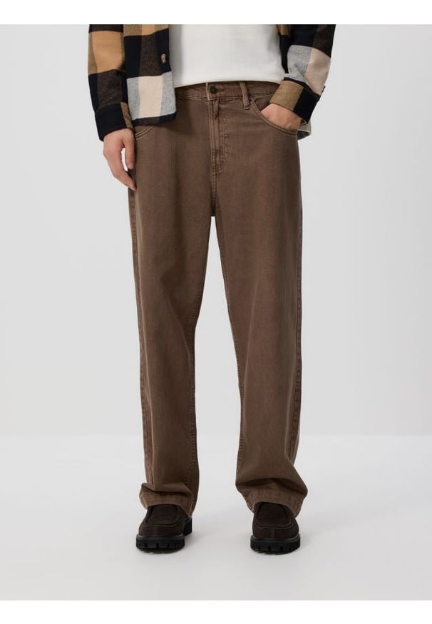 Reserved - Jeansy loose z efektem sprania - brązowy. Kolor: brązowy