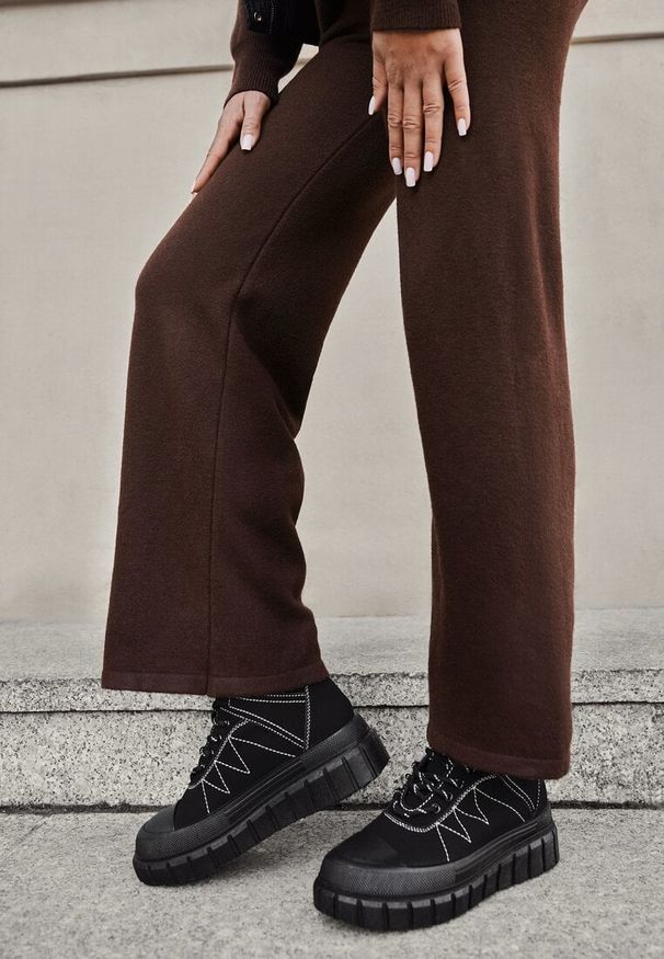 Born2be - Czarne Botki Trapery Vices na Grubej Tłoczonej Podeszwie z Przeszyciami Amarrise. Okazja: na co dzień. Kolor: czarny. Materiał: jeans. Styl: casual