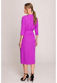Stylove - Elegancka sukienka midi z dekoltem V i rozcięciem fuksja. Okazja: na spotkanie biznesowe. Typ kołnierza: typu klepsydra, dekolt w kształcie V. Kolekcja: dla wysokich. Kolor: różowy, czarny, niebieski. Wzór: gładki. Typ sukienki: kopertowe. Materiał: guma, satyna, tkanina, elastan. Styl: elegancki. Długość: midi #3