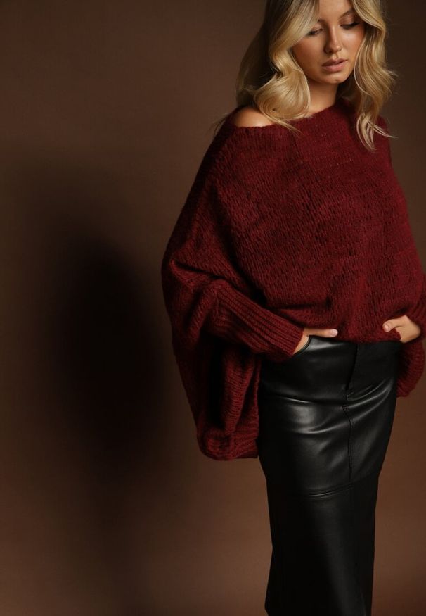 Renee - Bordowy Luźny Sweter Dzianinowy w Stylu Ponczo Nattava. Okazja: na co dzień. Typ kołnierza: dekolt w łódkę. Kolor: czerwony. Materiał: dzianina. Styl: wizytowy, casual, elegancki