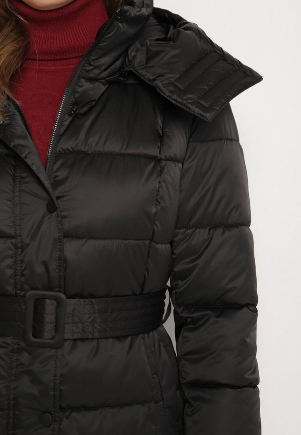 Born2be - Czarna Kurtka Pikowana o Długim Fasonie z Paskiem w Talii Delathiel. Okazja: na co dzień. Kolor: czarny. Materiał: jeans. Długość: długie. Styl: klasyczny, casual, elegancki