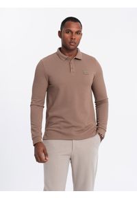 Ombre Clothing - Męski strukturalny longsleeve polo z naszywką – brązowy V4 OM-POLS-0131 - XXL. Okazja: na co dzień. Typ kołnierza: polo. Kolor: brązowy. Materiał: poliester, materiał, bawełna, wiskoza, włókno, dzianina. Długość rękawa: długi rękaw. Wzór: aplikacja. Styl: sportowy, casual, elegancki