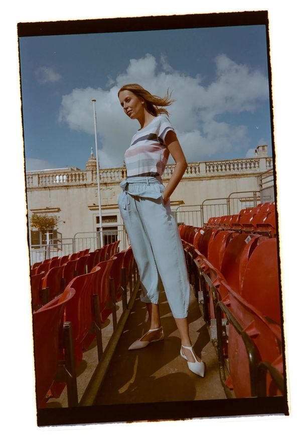 MOODO - Spodnie kuloty błękitne. Kolor: niebieski. Materiał: lyocell