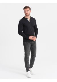 Ombre Clothing - Longsleeve męski z guzikami przy dekolcie - czarny V4 - Rozmiar: XXL. Okazja: na co dzień. Kolor: czarny. Materiał: bawełna, jersey, dzianina. Długość rękawa: długi rękaw. Wzór: aplikacja. Styl: klasyczny, casual #5
