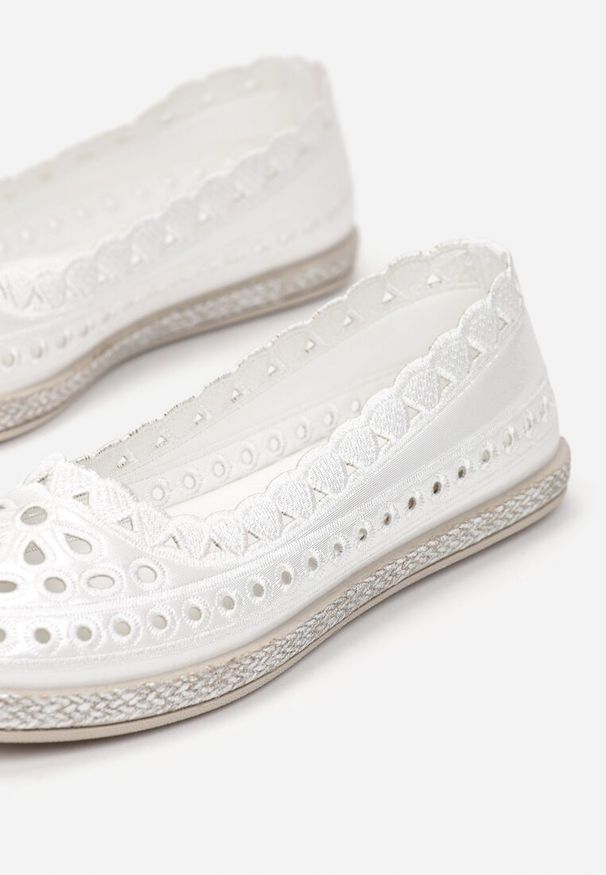 Renee - Białe Balerinki Phiase. Okazja: na co dzień. Nosek buta: okrągły. Zapięcie: bez zapięcia. Kolor: biały. Szerokość cholewki: normalna. Wzór: aplikacja, ażurowy. Materiał: materiał, jeans. Obcas: na płaskiej podeszwie. Styl: casual