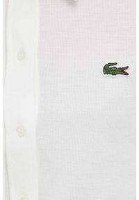 Lacoste koszula bawełniana damska kolor beżowy regular z kołnierzykiem klasycznym. Typ kołnierza: kołnierzyk klasyczny. Kolor: beżowy. Materiał: bawełna. Długość rękawa: długi rękaw. Długość: długie. Styl: klasyczny #3