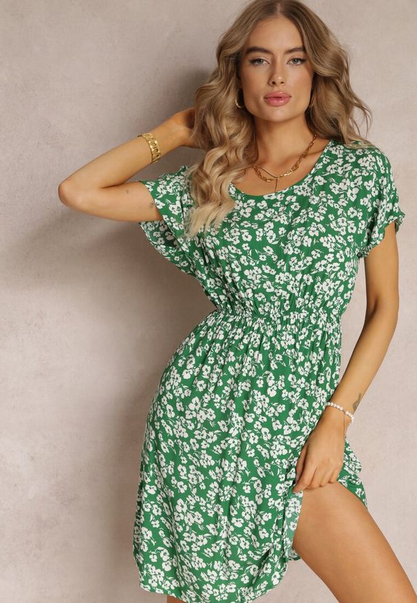 Renee - Zielona Wiskozowa Mini Sukienka w Kwiatowy Print z Gumką w Pasie Frolia. Kolor: zielony. Materiał: wiskoza. Wzór: kwiaty, nadruk. Długość: mini