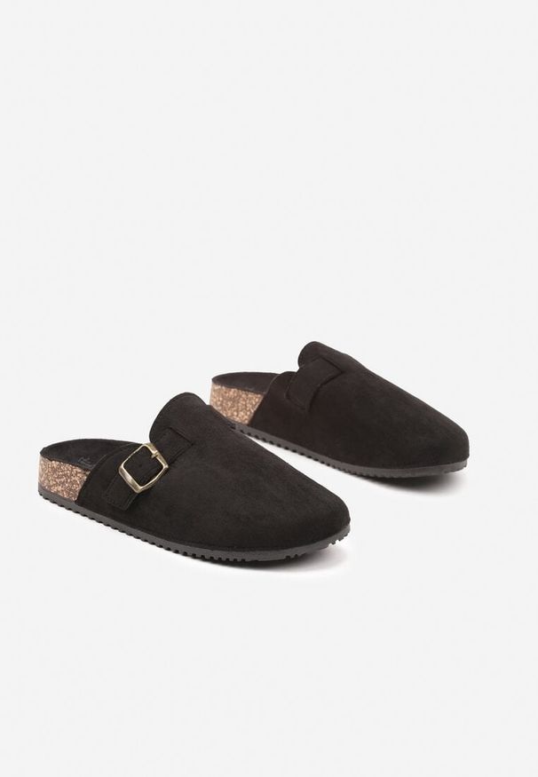 Born2be - Czarne Klapki w Stylu Chodaków Ozdobione Klamrą Alvessia. Okazja: na co dzień. Kolor: czarny. Materiał: jeans. Wzór: aplikacja. Obcas: na obcasie. Styl: casual. Wysokość obcasa: niski