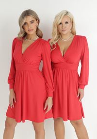 Born2be - Czerwona Sukienka Kopertowa Taliowana Maecenus. Okazja: na co dzień. Typ kołnierza: dekolt w serek. Kolor: czerwony. Materiał: wiskoza. Typ sukienki: kopertowe. Styl: casual, elegancki #1