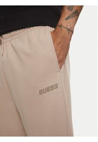 Guess Spodnie dresowe Emis Z4YB00 KAIJ1 Beżowy Relaxed Fit. Kolor: beżowy. Materiał: bawełna