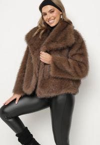 Born2be - Brązowa Futrzana Kurtka z Szerokim Kołnierzem Merionnie. Kolor: brązowy. Materiał: futro. Styl: elegancki #4