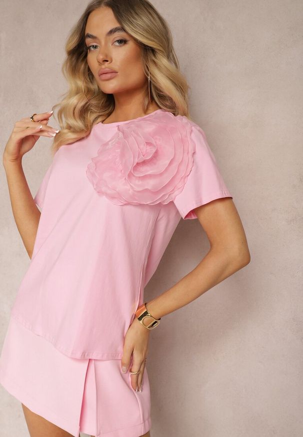 Renee - Różowy Bawełniany T-shirt z Krótkim Rękawem i Ozdobnym Kwiatem Krissas. Okazja: na co dzień, na spotkanie biznesowe, do pracy. Kolor: różowy. Materiał: bawełna. Długość rękawa: krótki rękaw. Długość: krótkie. Wzór: kwiaty. Styl: biznesowy, elegancki, casual