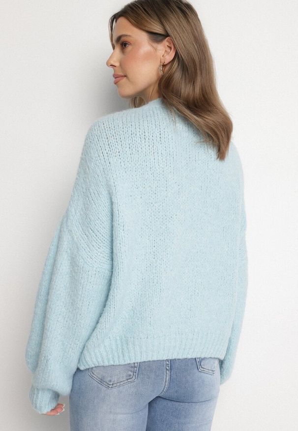 Born2be - Niebieski Sweter z Wełną Zdobiony Warkoczowym Splotem Lakkaria. Okazja: na co dzień. Kolor: niebieski. Materiał: wełna. Długość rękawa: długi rękaw. Długość: długie. Wzór: aplikacja, ze splotem. Styl: elegancki, casual