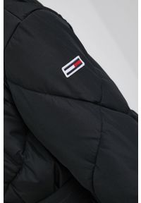 Tommy Jeans Kurtka damska kolor czarny zimowa. Kolor: czarny. Materiał: puch. Sezon: zima