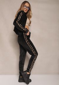 Renee - Czarny Komplet Dresowy z Weluru Spodnie i Bluza z Panterkowym Zdobieniem Ellimarelle. Kolor: czarny. Materiał: dresówka, welur. Wzór: aplikacja. Sport: turystyka piesza