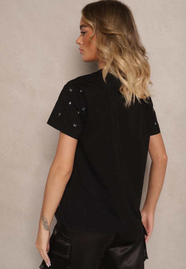Renee - Czarny Bawełniany T-shirt Ozdobiony Napisem i Cyrkoniami Nalavenna. Okazja: na co dzień. Kolor: czarny. Materiał: bawełna. Wzór: napisy, aplikacja. Styl: casual
