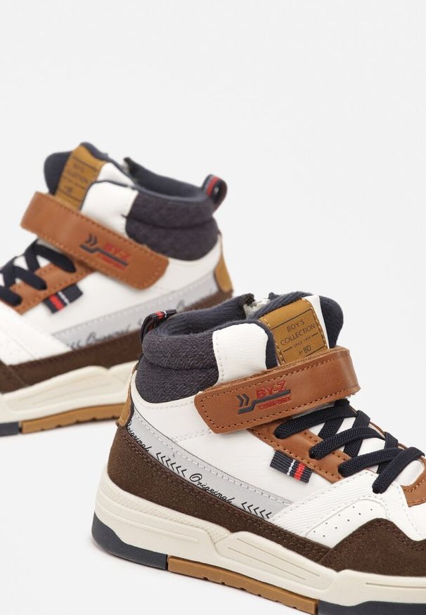 Born2be - Biało-Brązowe Płaskie Botki Sneakersy ze Sznurowaniem i Napisami Izalia. Nosek buta: okrągły. Zapięcie: zamek. Kolor: biały. Materiał: syntetyk, nubuk, materiał. Wzór: napisy. Styl: klasyczny