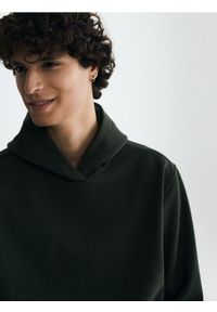 Reserved - Bluza regular z kapturem - ciemnozielony. Typ kołnierza: kaptur. Kolor: zielony. Materiał: dzianina, bawełna #1
