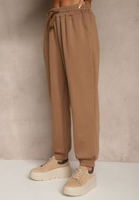 Renee - Ciemnobeżowy Komplet Dresowy z Bawełną Spodnie ze Ściągaczami i Bluza Nirrive. Kolor: beżowy. Materiał: dresówka, bawełna #4