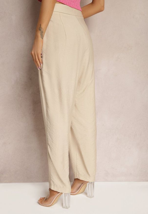 Renee - Beżowe Spodnie Typu High Waist Ozdobione Cyrkoniami Sajara. Stan: podwyższony. Kolor: beżowy. Materiał: tkanina. Wzór: aplikacja. Sezon: lato
