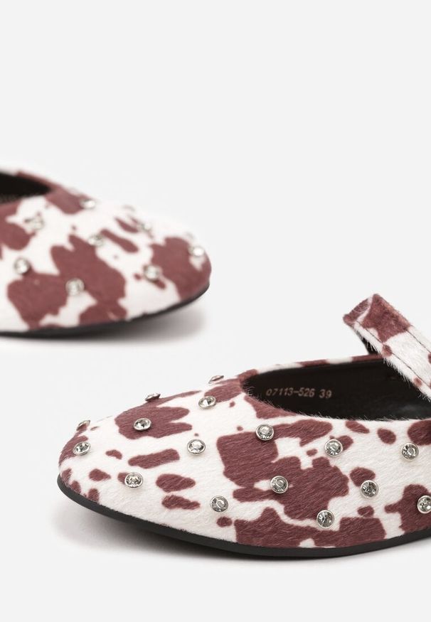 Renee - Brązowo-Białe Balerinki Vices w Krowie Łaty w Stylu Mary Jane z Ćwiekami i Skórzaną Wkładką Riladora. Okazja: na randkę. Zapięcie: pasek. Kolor: brązowy. Materiał: skóra. Wzór: aplikacja. Styl: elegancki