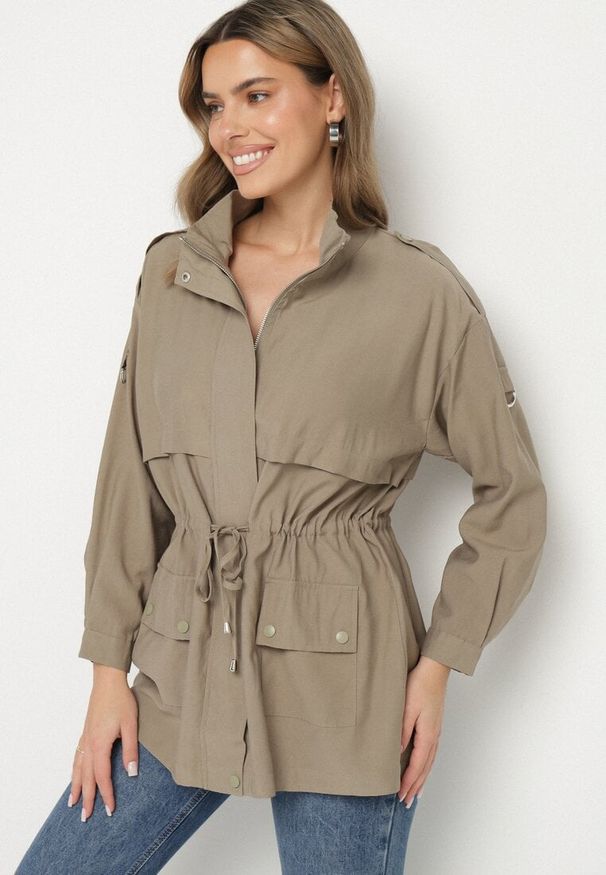 Born2be - Beżowa Kurtka Parka z Bawełną Ściągana w Pasie Troczkiem Zapinana na Napy Velethra. Okazja: na co dzień. Kolor: beżowy. Materiał: bawełna. Styl: casual