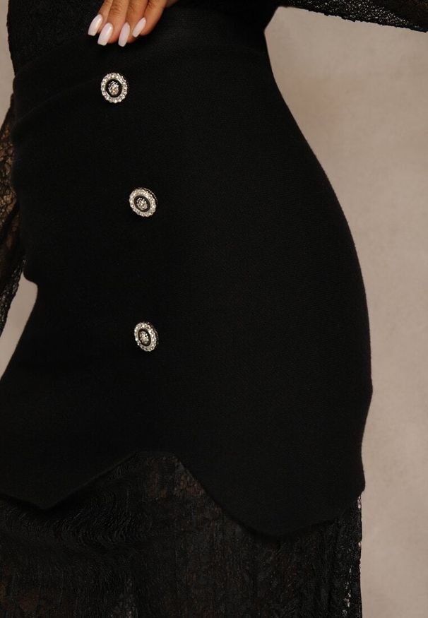 Renee - Czarna Spódnica z Dzianiny z Wiskozą z Koronkowym Dołem Zdobiona Guzikami Sewune. Kolor: czarny. Materiał: wiskoza, koronka, dzianina. Wzór: aplikacja