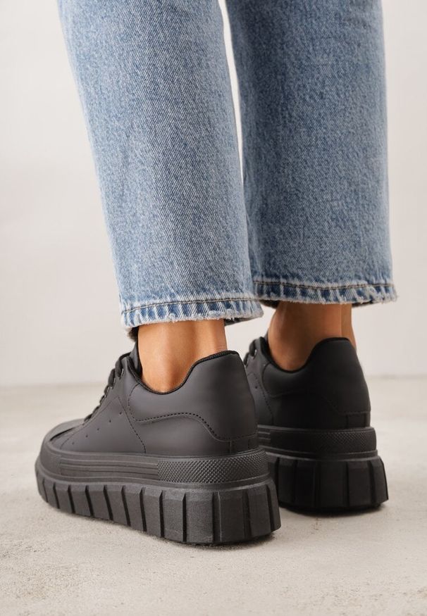 Renee - Czarne Sneakersy VICES na Platformie w Stylu Chunky z Perforacją Hypsyllis. Okazja: na co dzień. Kolor: czarny. Materiał: jeans. Obcas: na platformie