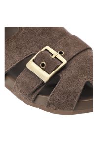 Sandały damskie Artiker, cholewka ze skóry naturalnej zamszowej ażurowa konstrukcja z wycięciami, brązowe, 58C0551. Kolor: brązowy. Materiał: skóra, zamsz. Wzór: ażurowy #2