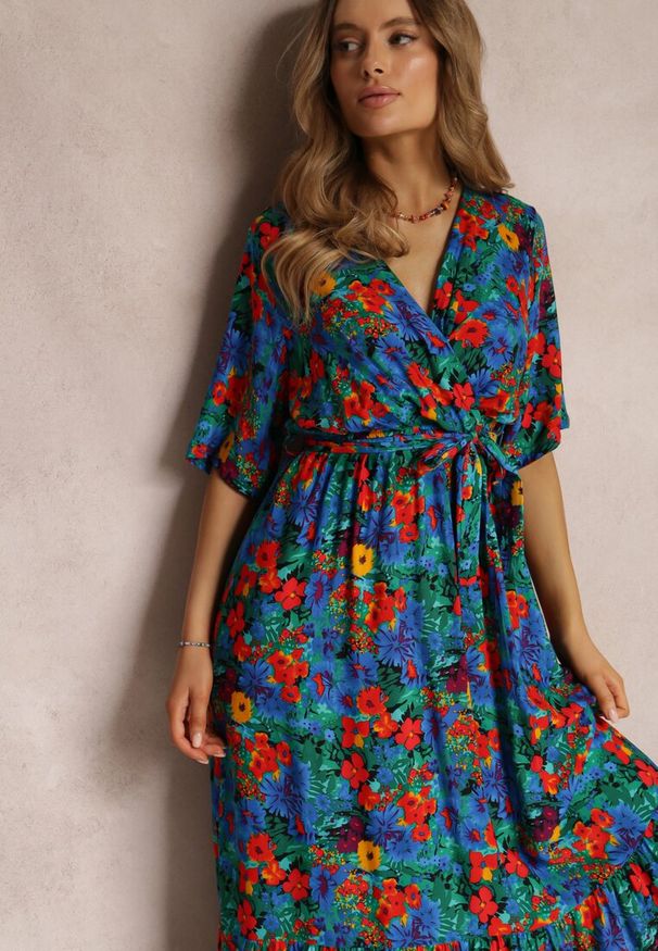 Renee - Niebiesko-Zielona Sukienka z Wiskozy Lylian. Kolor: niebieski. Materiał: wiskoza. Wzór: aplikacja, kwiaty. Sezon: lato. Typ sukienki: kopertowe. Styl: elegancki, retro. Długość: maxi