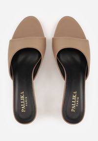 Renee - Ciemnobeżowe Eleganckie Klapki Peep Toe na Klepsydrowym Obcasie Jilthine. Nosek buta: otwarty. Kolor: beżowy. Materiał: satyna. Sezon: lato. Obcas: na obcasie. Styl: elegancki. Wysokość obcasa: średni #6