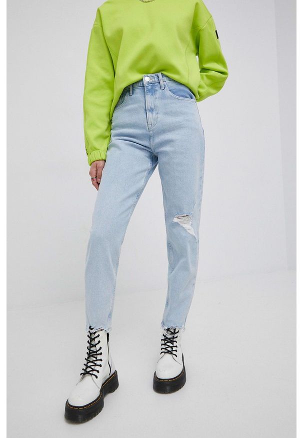 Tommy Jeans jeansy BF7013 damskie high waist. Stan: podwyższony. Kolor: niebieski