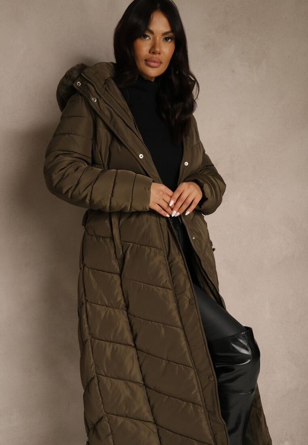 Renee - Ciemnozielona Zimowa Kurtka Pikowana o Długim Kroju z Paskiem i Kapturem z Futrem Retarda. Kolor: zielony. Materiał: futro. Długość: długie. Sezon: zima. Styl: street