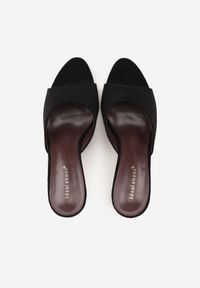 Renee - Czarne Klapki na Szpilce z Imitacji Zamszu z Noskiem Peep Toe Merissaura. Nosek buta: otwarty. Kolor: czarny. Materiał: zamsz. Obcas: na szpilce #8