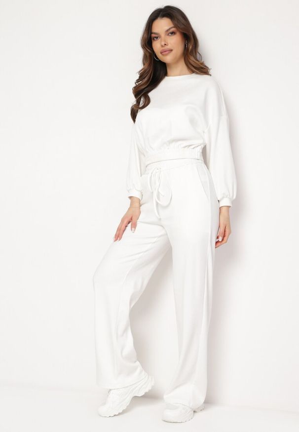 Born2be - Biały Komplet Bawełniany Spodnie Szerokie ze Sznurkiem w Pasie i Bluza ze Ściągaczami Urionne. Kolor: biały. Materiał: bawełna