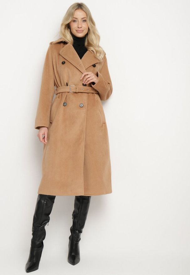 Born2be - CIemnobeżowy Długi Dwurzędowy Płaszcz z Paskiem Senoriel. Okazja: na co dzień. Kolor: beżowy. Materiał: jeans. Długość: długie. Sezon: zima, jesień. Styl: casual, elegancki