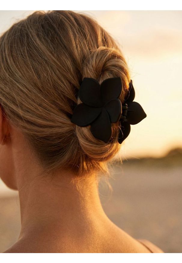Sinsay - Spinka do włosów w kształcie kwiatka - czarny. Kolor: czarny. Wzór: kwiaty