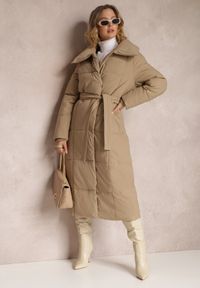 Renee - Ciemnobeżowa Kurtka za Kolano Pikowana Chadi. Kolor: beżowy. Materiał: jeans, tkanina. Sezon: zima. Styl: klasyczny, elegancki