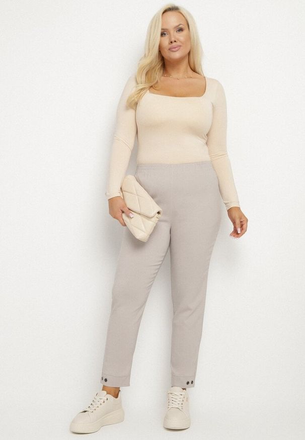 Born2be - Beżowe Spodnie z Wiskozą z Gumką w Talii i Aplikacjami przy Nogawkach Stellorie. Okazja: na co dzień. Kolekcja: plus size. Kolor: beżowy. Materiał: wiskoza. Wzór: aplikacja. Styl: elegancki, casual