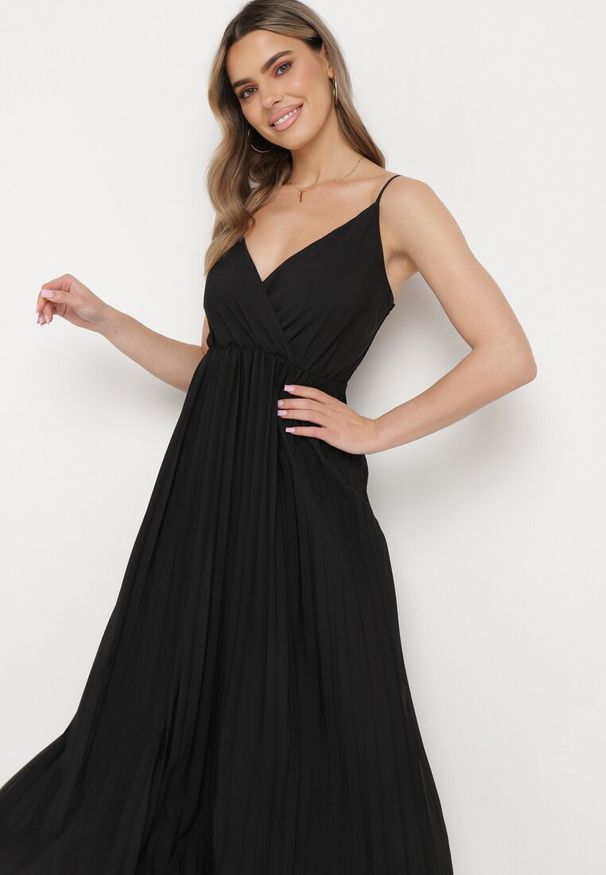 Born2be - Czarna Rozkloszowana Sukienka Długa z Kopertowym Dekoltem na Ramiączkach Asmerria. Kolor: czarny. Długość rękawa: na ramiączkach. Typ sukienki: kopertowe. Styl: elegancki. Długość: maxi