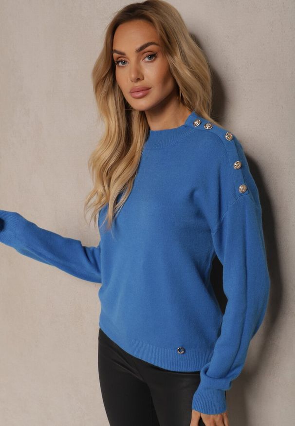 Renee - Niebieski Sweter z Półgolfem Wiskozą i Modalem Ozdobiona Guzikami Emmitana. Okazja: na co dzień. Kolor: niebieski. Materiał: wiskoza. Wzór: aplikacja. Styl: klasyczny, casual, elegancki