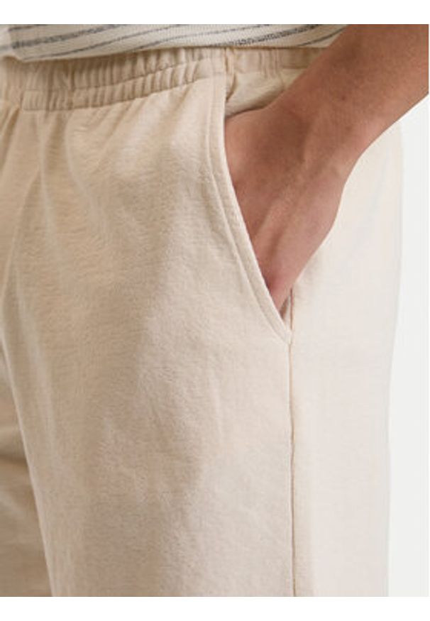 Guess Szorty sportowe M6GD16 K3088 Écru Regular Fit. Kolor: kremowy. Materiał: bawełna. Styl: sportowy