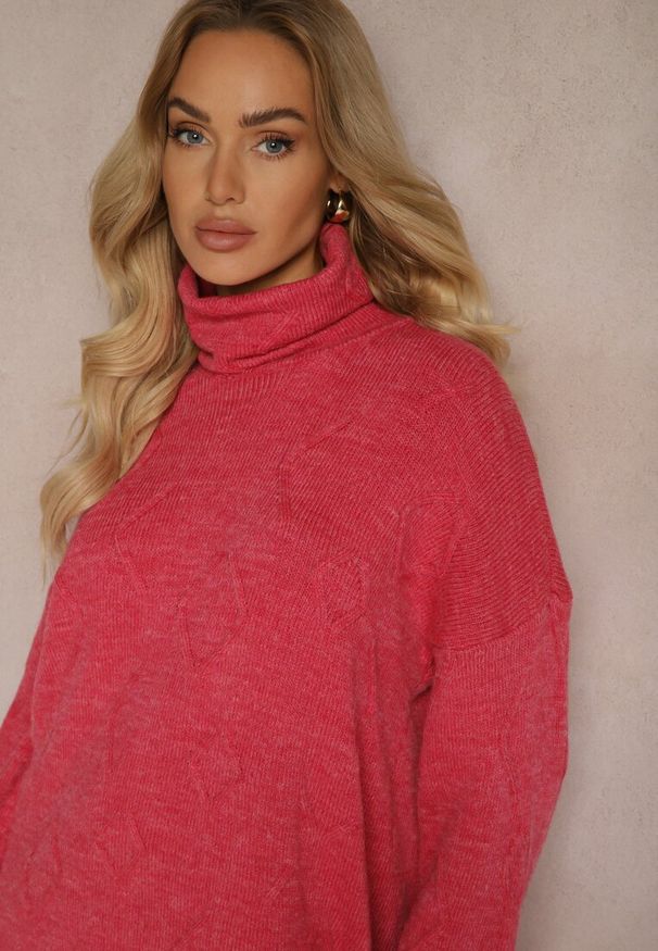 Renee - Fuksjowy Golf o Wydłużonym Kroju w Romby Hennsa. Okazja: na co dzień. Typ kołnierza: golf. Kolor: różowy. Materiał: jeans. Styl: casual