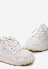 Renee - Białe Sneakersy na Platformie Ozdobione Wypukłą Wstawką Vinelli. Nosek buta: okrągły. Zapięcie: sznurówki. Kolor: biały. Materiał: materiał. Wzór: aplikacja. Obcas: na platformie. Wysokość obcasa: niski #5