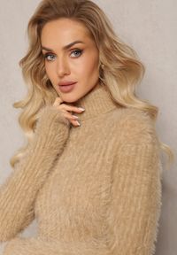Renee - Beżowy Golf z Puchatego Materiału z Wełną i Długim Rękawem Geolla. Typ kołnierza: golf. Kolor: beżowy. Materiał: wełna, materiał. Długość rękawa: długi rękaw. Długość: długie. Wzór: jednolity. Sezon: zima, jesień