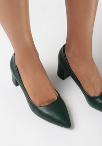 Born2be - Zielone Czółenka Bealuen. Nosek buta: szpiczasty. Kolor: zielony. Wzór: bez wzorów, gładki. Obcas: na obcasie. Styl: klasyczny, elegancki. Wysokość obcasa: średni #2